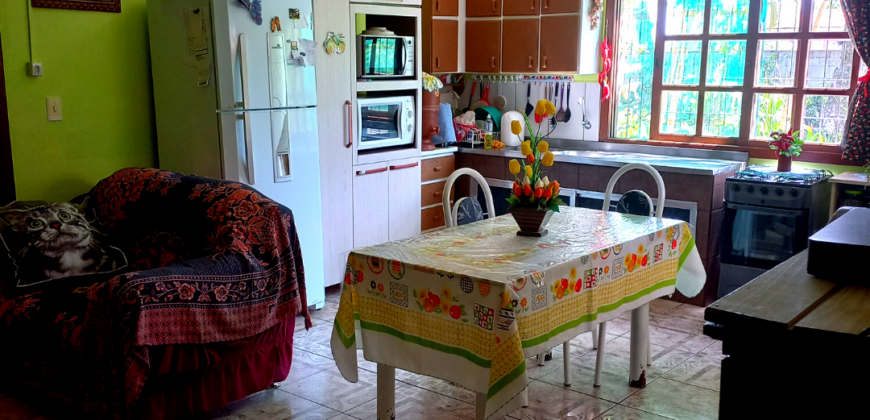 Casa em Imbituba localizada no bairro Alto Arroio a 3km até a praia