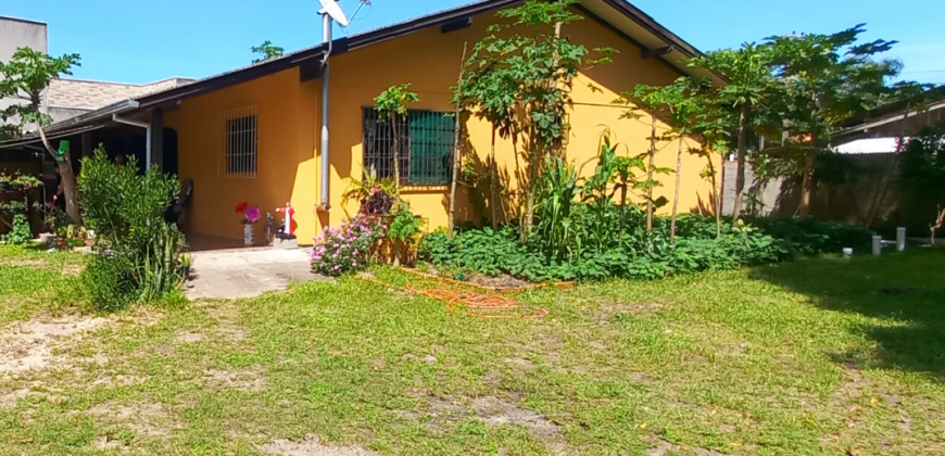 Casa em Imbituba localizada no bairro Alto Arroio a 3km até a praia