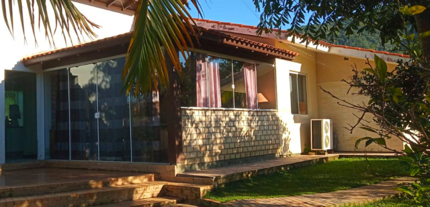 Casa á venda em Garopaba, localizada no bairro Ressacada