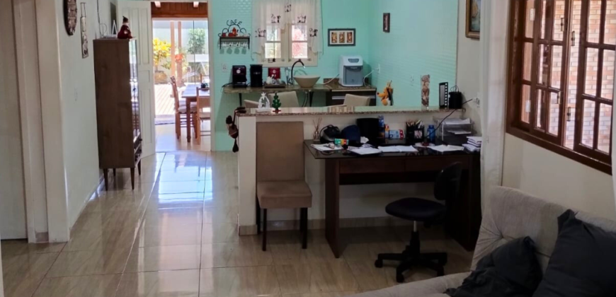 Casa em Imbituba, localizada no bairro Alto Arroio, a 2km até a lagoa de Ibiraquera