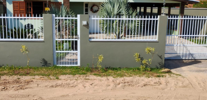Casa em Imbituba, localizada no bairro Alto Arroio, a 2km até a lagoa de Ibiraquera