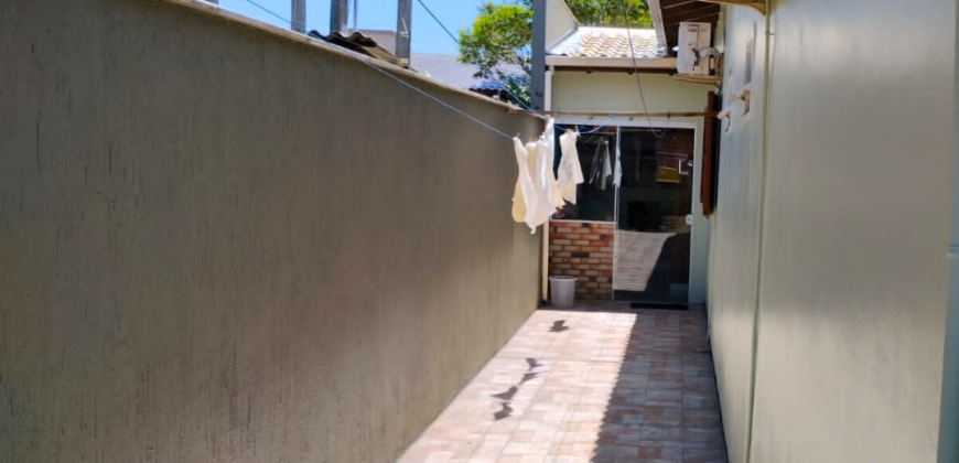 Casa em Imbituba, localizada no bairro Alto Arroio, a 2km até a lagoa de Ibiraquera
