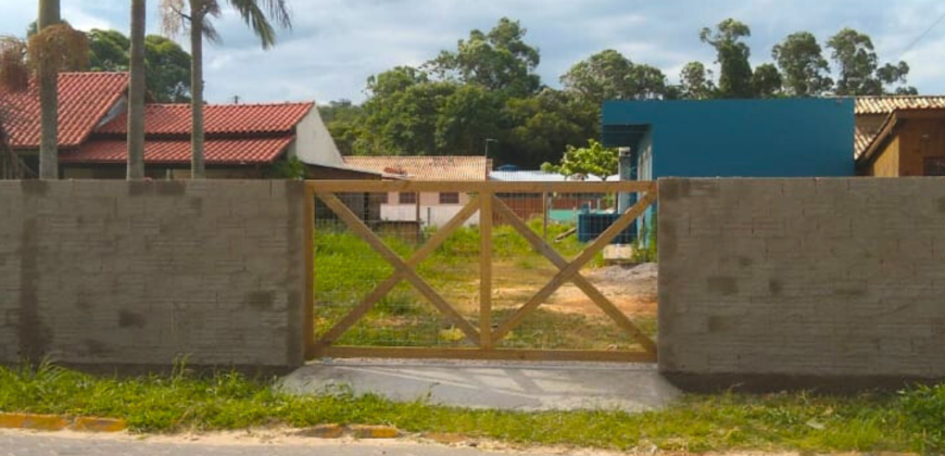 Casa em Imbituba, localizada no bairro Alto Arroio, a 200 metros até a lagoa de Ibiraquera