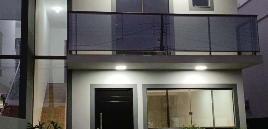 Sobrado localizado em Palhoça á 300 metros até a Praia do Sonho