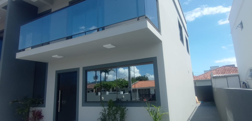 Sobrado localizado em Palhoça á 300 metros até a Praia do Sonho