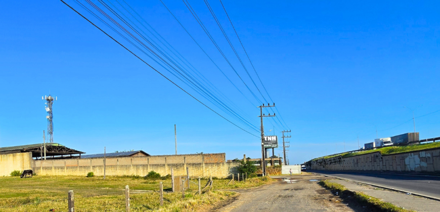 Área comercial em frente a marginal da Br 101 medindo 3.200m²