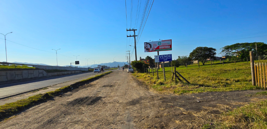 Área comercial em frente a marginal da Br 101 medindo 3.200m²