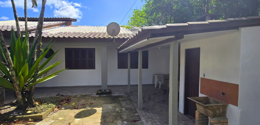Casa em Imbituba localizada no bairro Alto Arroio á 200 metros até a lagoa