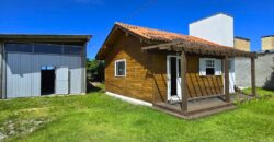Casa com galpão á venda em Imbituba, localizado no bairro Arroio