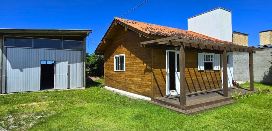 Casa com galpão á venda em Imbituba, localizado no bairro Arroio