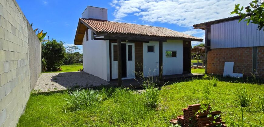 Casa com galpão á venda em Imbituba, localizado no bairro Arroio