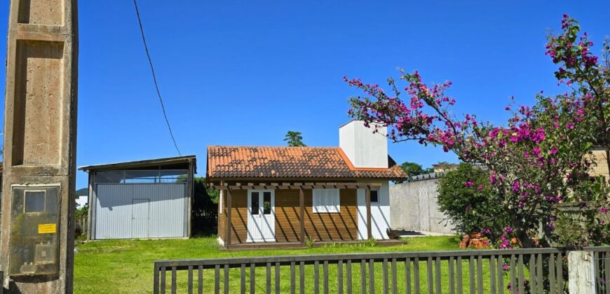 Casa com galpão á venda em Imbituba, localizado no bairro Arroio
