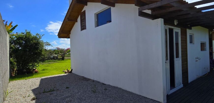 Casa com galpão á venda em Imbituba, localizado no bairro Arroio
