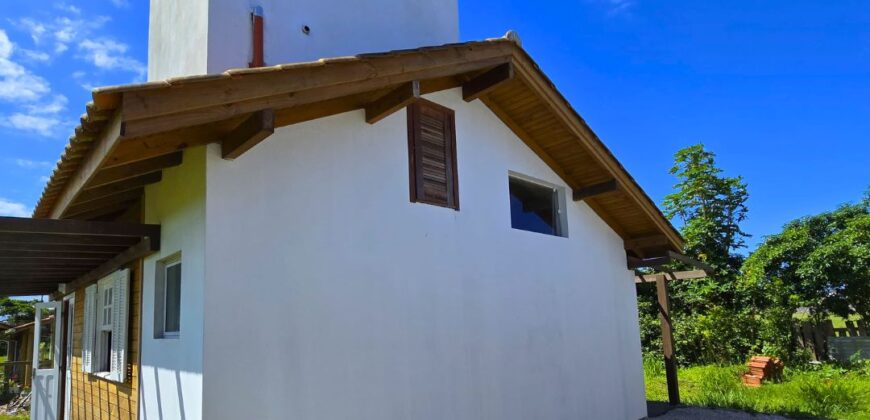 Casa com galpão á venda em Imbituba, localizado no bairro Arroio