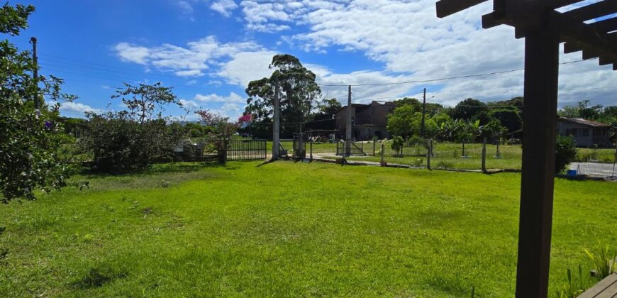 Casa com galpão á venda em Imbituba, localizado no bairro Arroio