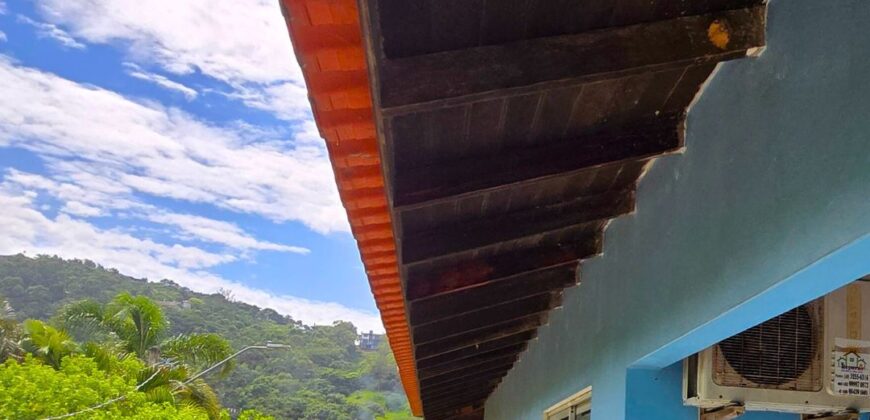 Duas casas á venda na Praia da Ferrugem (capão) – Garopaba/SC