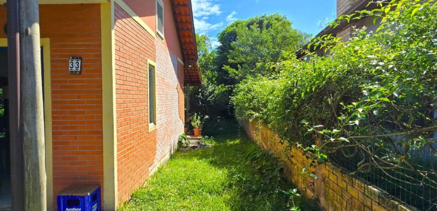 Casa a venda localizada no Bairro Alto Arroio, á beira da lagoa de Ibiraquera