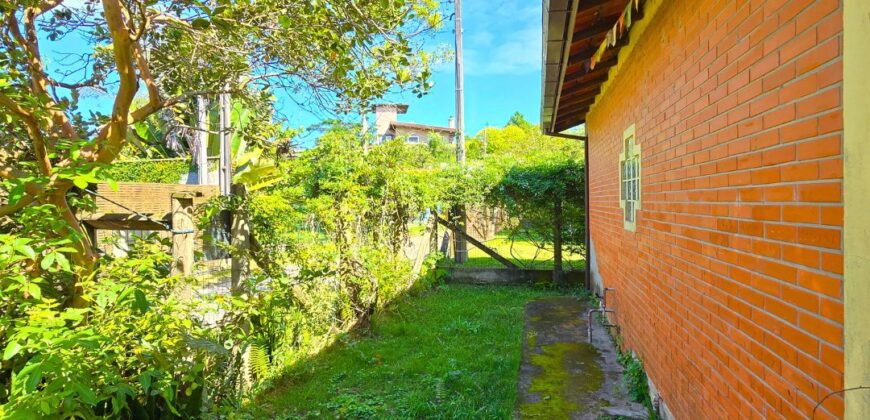 Casa a venda localizada no Bairro Alto Arroio, á beira da lagoa de Ibiraquera