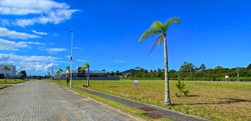 Terreno em Imbituba localizado no bairro Arroio, no condomínio Ho’okipa, a 250 metros até a lagoa