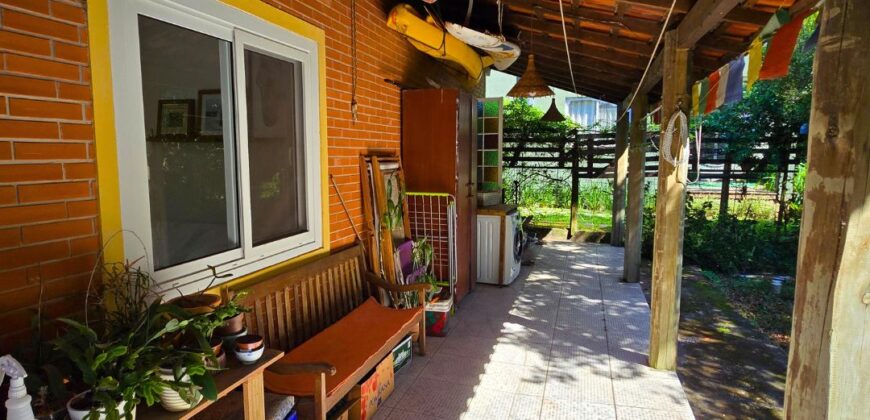 Casa a venda localizada no Bairro Alto Arroio, á beira da lagoa de Ibiraquera