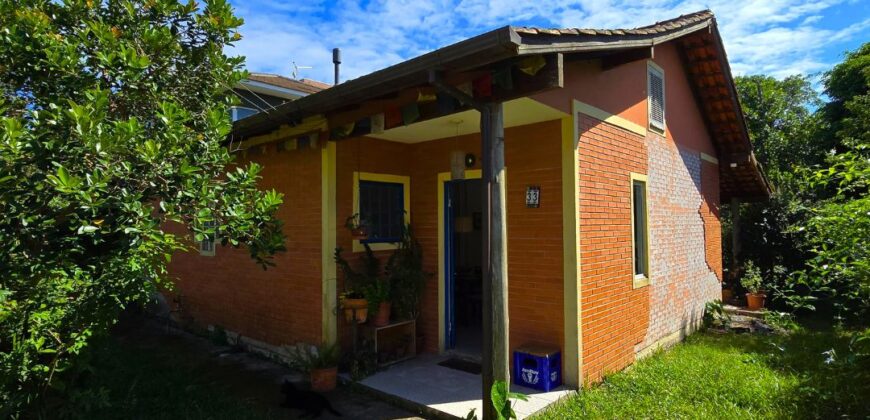 Casa a venda localizada no Bairro Alto Arroio, á beira da lagoa de Ibiraquera