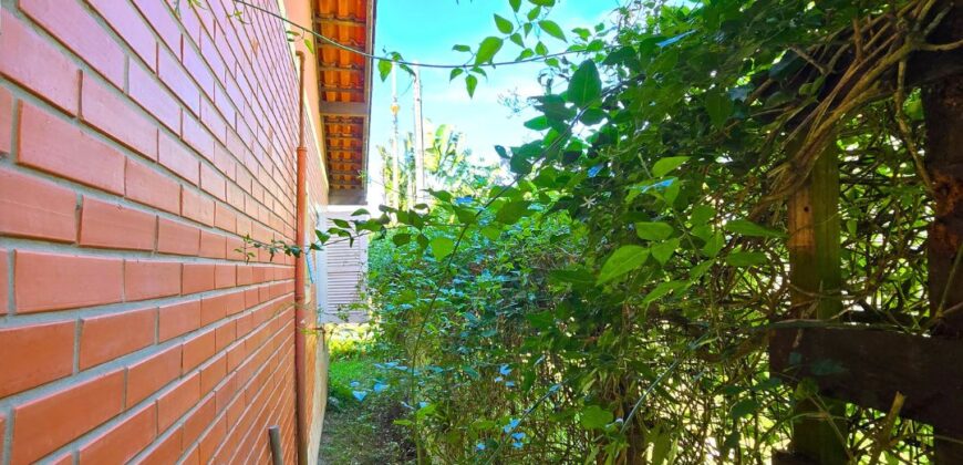 Casa a venda localizada no Bairro Alto Arroio, á beira da lagoa de Ibiraquera