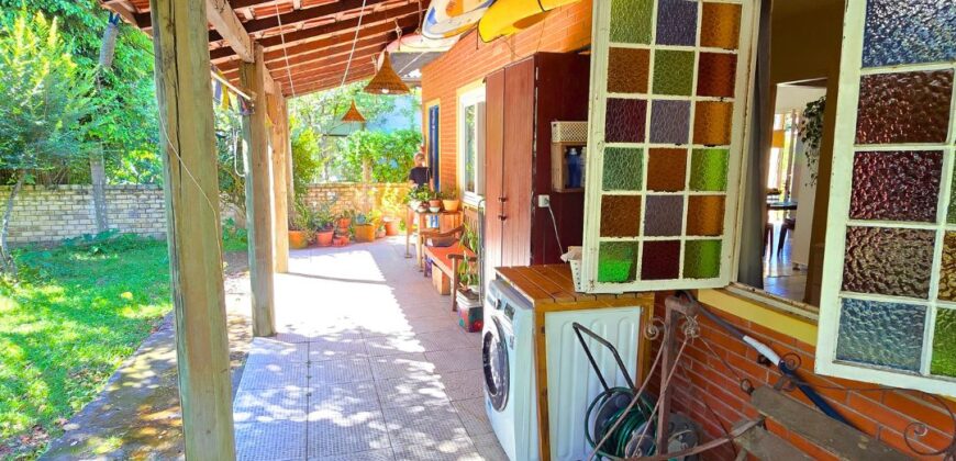 Casa a venda localizada no Bairro Alto Arroio, á beira da lagoa de Ibiraquera