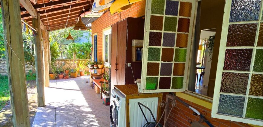 Casa a venda localizada no Bairro Alto Arroio, á beira da lagoa de Ibiraquera