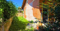 Casa a venda localizada no Bairro Alto Arroio, á beira da lagoa de Ibiraquera