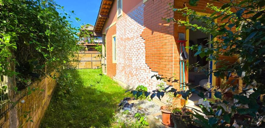 Casa a venda localizada no Bairro Alto Arroio, á beira da lagoa de Ibiraquera