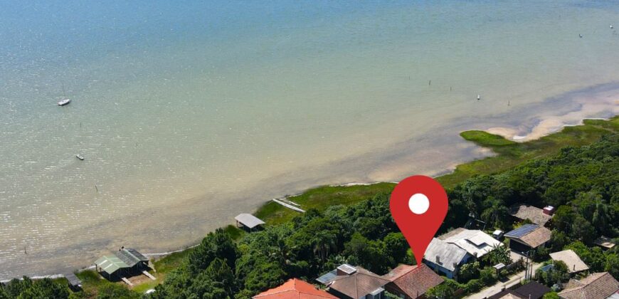 Casa a venda localizada no Bairro Alto Arroio, á beira da lagoa de Ibiraquera