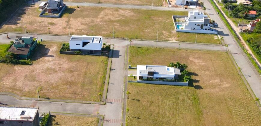 Terreno em Imbituba localizado no bairro Arroio, no condomínio Ho’okipa, a 250 metros até a lagoa