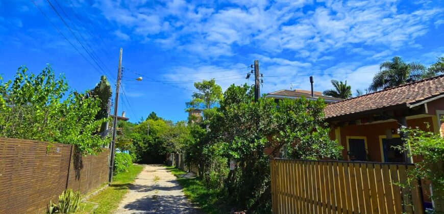 Casa a venda localizada no Bairro Alto Arroio, á beira da lagoa de Ibiraquera