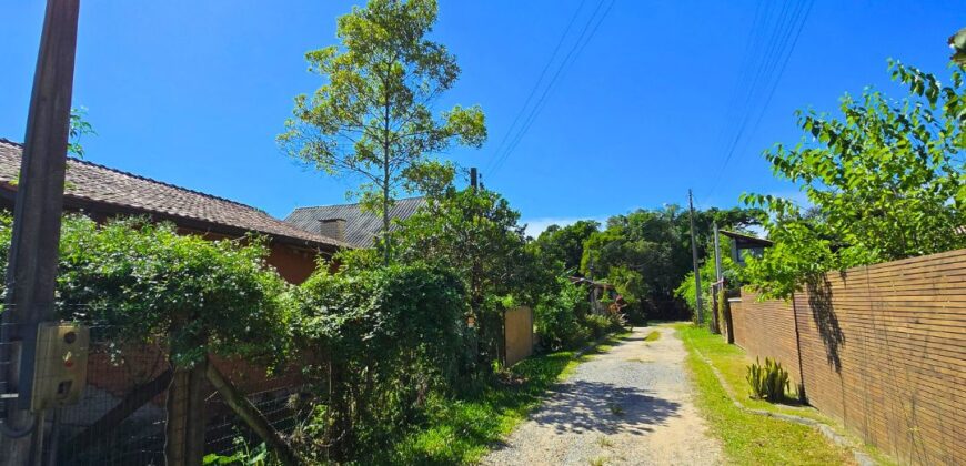 Casa a venda localizada no Bairro Alto Arroio, á beira da lagoa de Ibiraquera