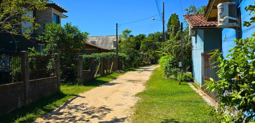 Casa a venda localizada no Bairro Alto Arroio, á beira da lagoa de Ibiraquera