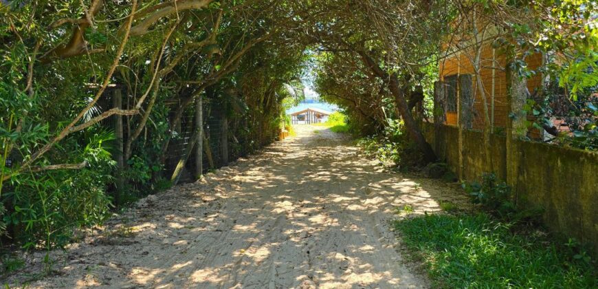 Casa a venda localizada no Bairro Alto Arroio, á beira da lagoa de Ibiraquera