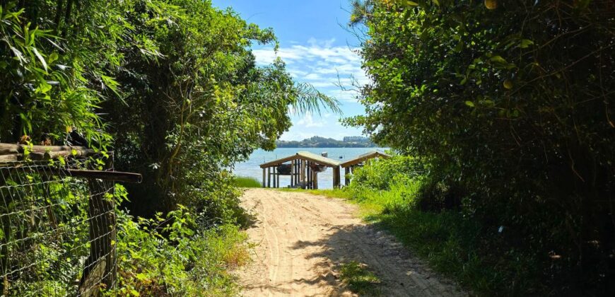 Casa a venda localizada no Bairro Alto Arroio, á beira da lagoa de Ibiraquera