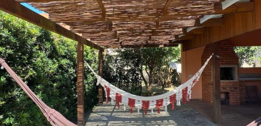 Bela casa em Imbituba, bairro Alto Arroio, á 500 metros ate lagoa de Ibiraquera 