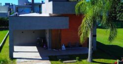 Casa recém-construída no condomínio Rosa Internacional, localizado na Praia do Rosa, ao lado da SURF LAND.
