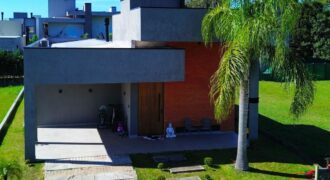 Casa recém-construída no condomínio Rosa Internacional, localizado na Praia do Rosa, ao lado da SURF LAND.
