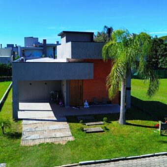 Casa recém-construída no condomínio Rosa Internacional, localizado na Praia do Rosa, ao lado da SURF LAND.