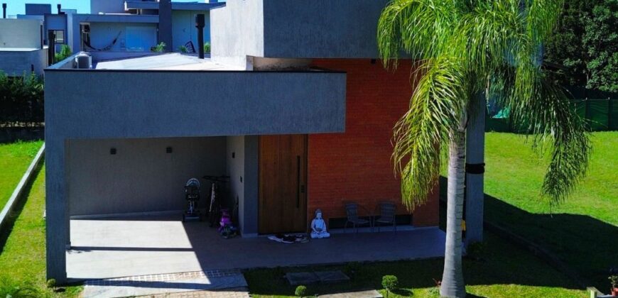 Casa recém-construída no condomínio Rosa Internacional, localizado na Praia do Rosa, ao lado da SURF LAND.