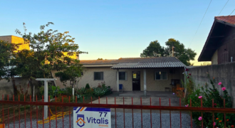 Casa localizada no bairro Alto Arroio, há 600 metros ate a lagoa de Ibiraquera