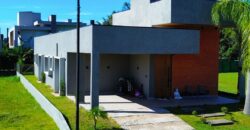 Casa recém-construída no condomínio Rosa Internacional, localizado na Praia do Rosa, ao lado da SURF LAND.
