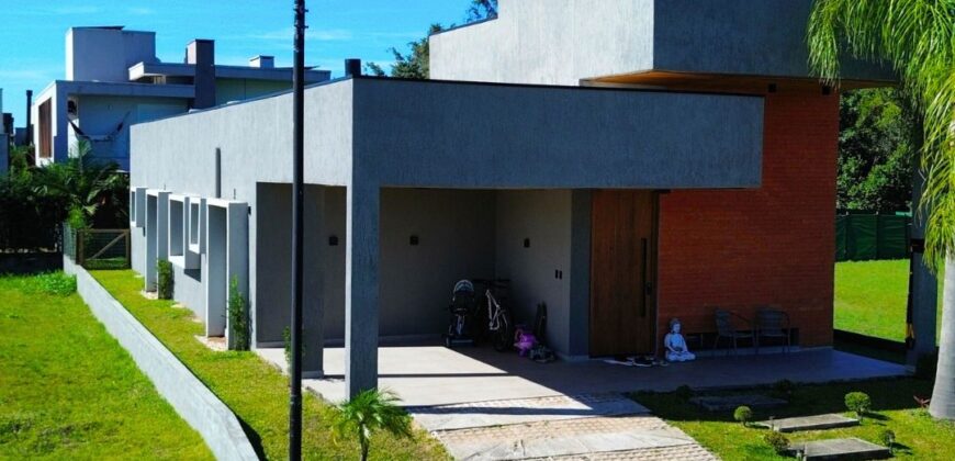 Casa recém-construída no condomínio Rosa Internacional, localizado na Praia do Rosa, ao lado da SURF LAND.