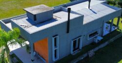Casa recém-construída no condomínio Rosa Internacional, localizado na Praia do Rosa, ao lado da SURF LAND.