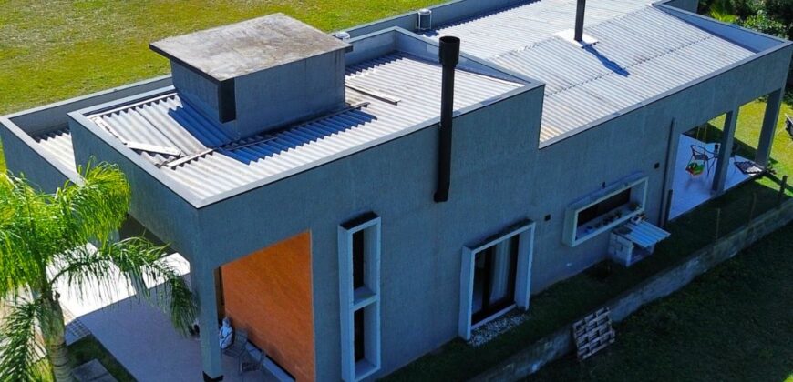 Casa recém-construída no condomínio Rosa Internacional, localizado na Praia do Rosa, ao lado da SURF LAND.