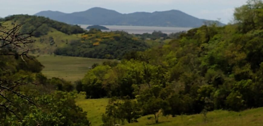 Sitio a venda com linda vista para a  Lagoa Imaruí, localizado em Imaruí-SC