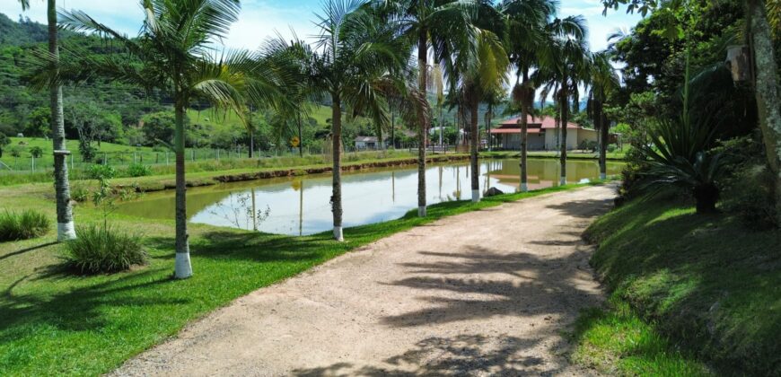 Sitio a venda com linda vista para a  Lagoa Imaruí, localizado em Imaruí-SC