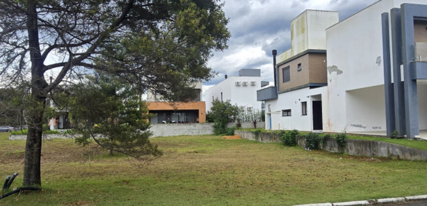 Terreno no condomínio Rosa Internacional, na Praia do Rosa, ao lado da SURFLAND.
